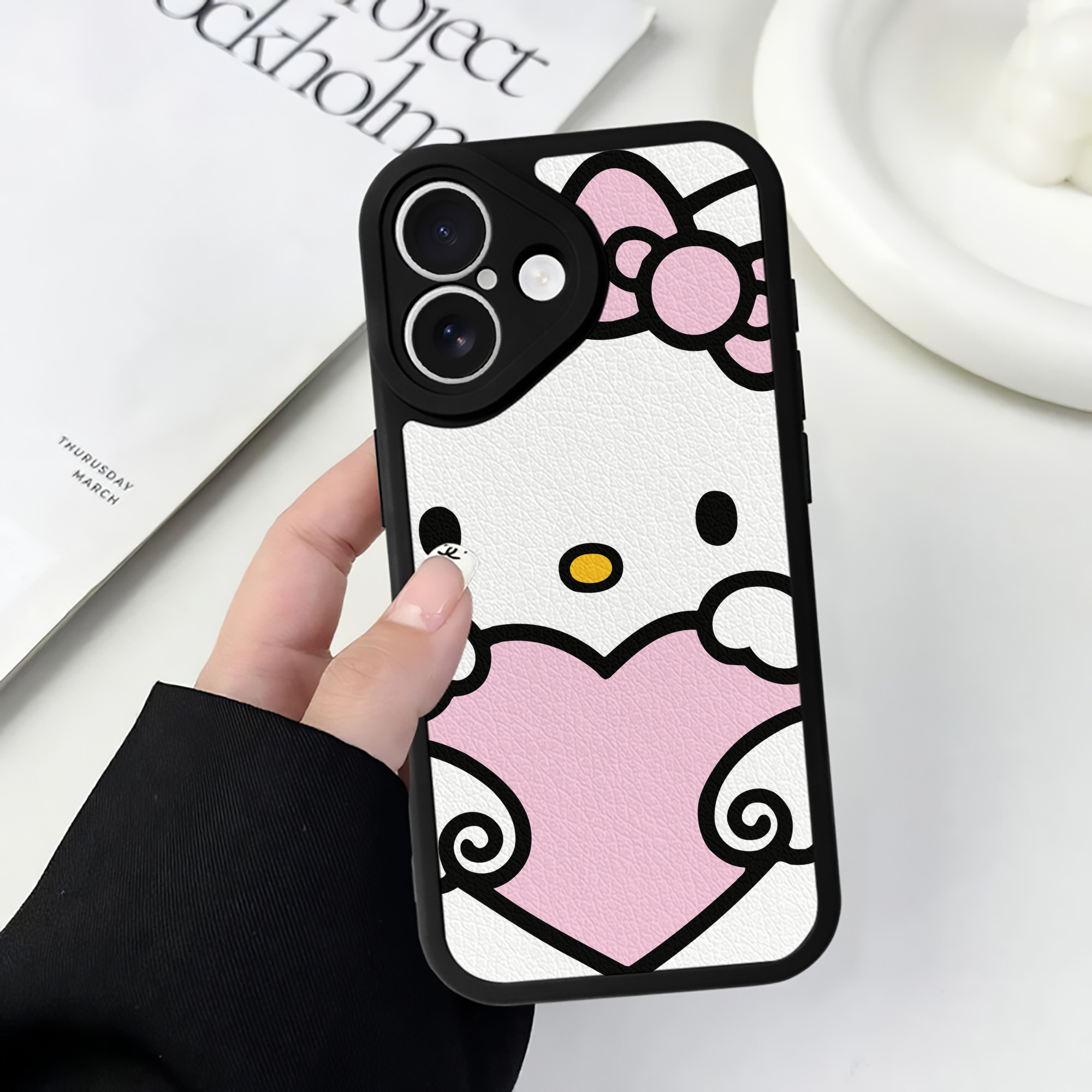 （画像用） Hello Kitty ハローキティ 【iPhone 16シリーズ対応】シリコンスマホケース（レザー調） 材質：シリコン